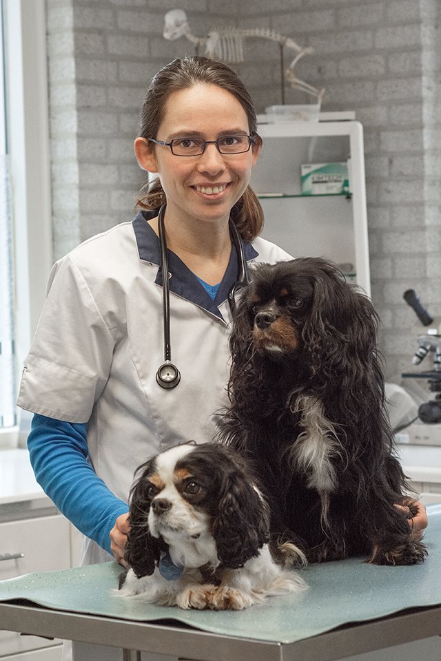 Mieneke is een fan van de Cavalier King Charles Spaniel en staat op deze foto met haar twee hondjes Arius en Gala.