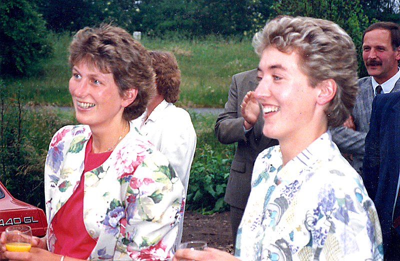 Elma en Annelies bij de opening van het nieuwe pand.